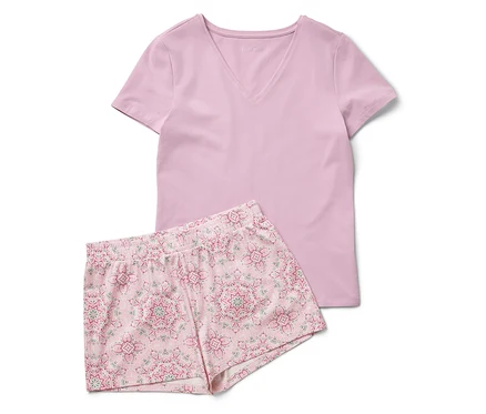 Un ensemble pyjama shorty comprenant un haut à manches courtes et un short à motif floral.