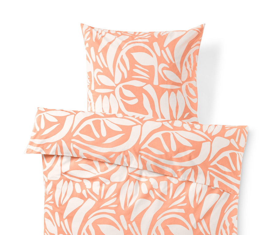 Vue de dessus d'une parure de lit en renforcé abricot de taille standard avec un motif floral blanc.