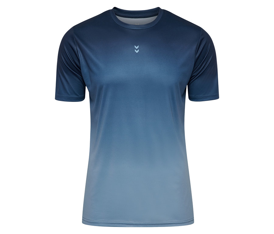 Gros plan sur un t-shirt fonctionnel HUMMEL pour homme, avec un dégradé de couleurs allant du bleu foncé au bleu clair.