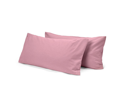 Deux oreillers roses rectangulaires, l'un légèrement derrière l'autre, sur un fond blanc.