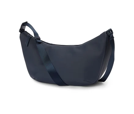 Sac à bandoulière bleu marine avec bandoulière bleu marine sur fond blanc.