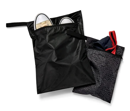 Deux sacs fourre-tout imperméables, l'un contenant des chaussures, l'autre des vêtements.