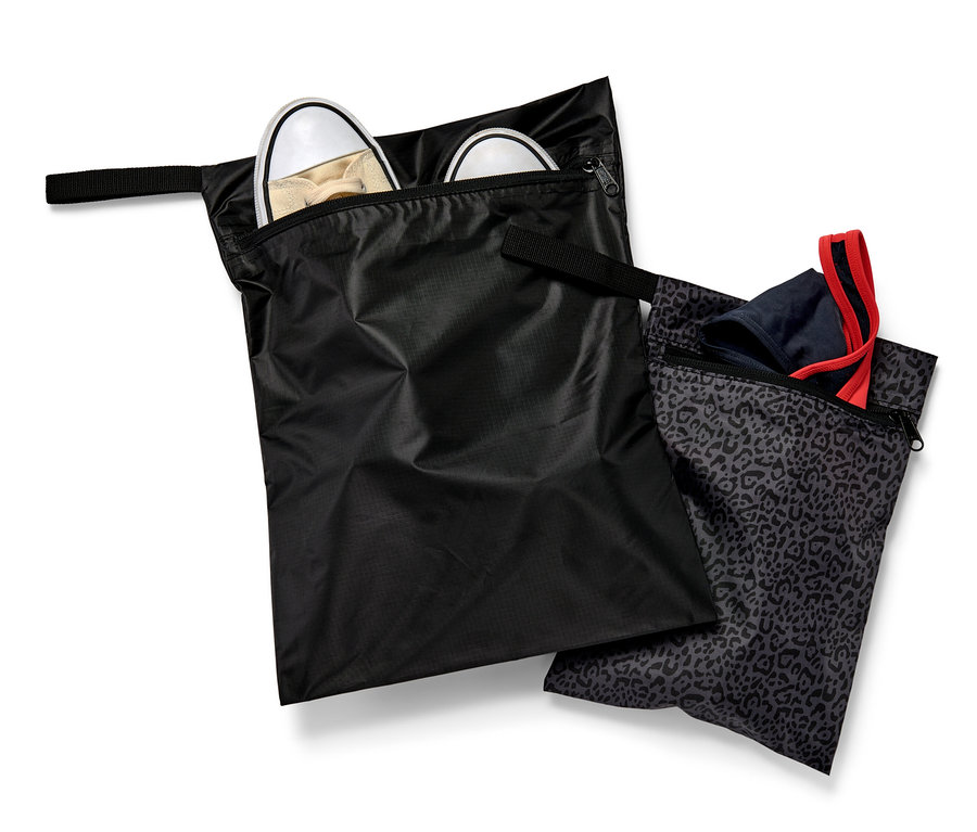 Deux sacs fourre-tout imperméables, l'un contenant des chaussures, l'autre des vêtements.