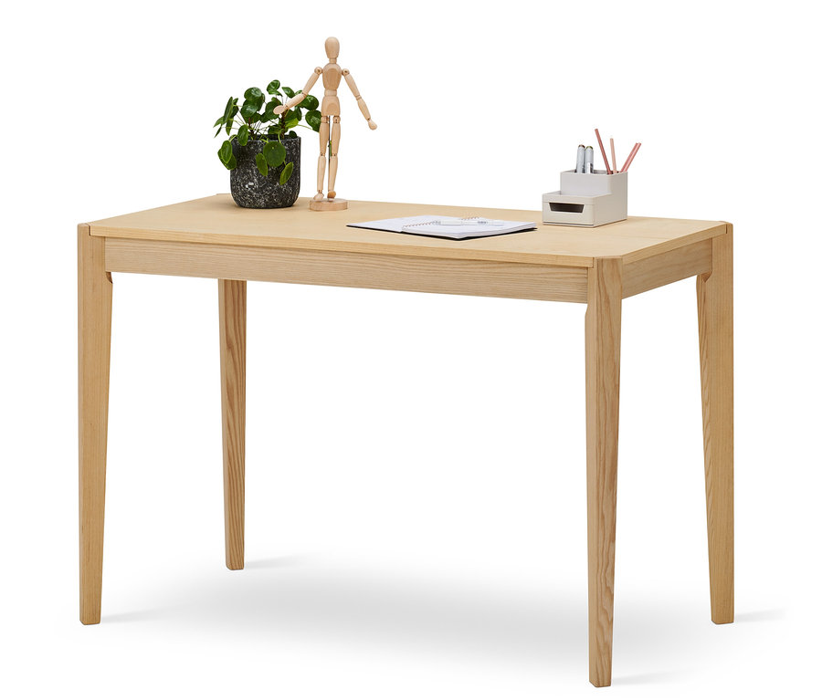 Un bureau en bois de frêne avec une plante en pot, une figurine en bois et un organiseur de bureau.