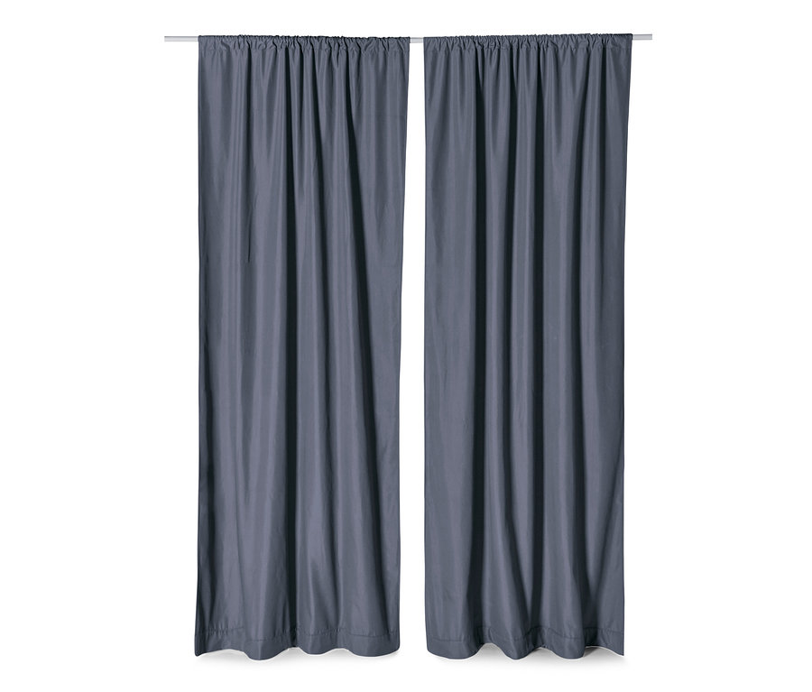 Deux rideaux thermiques bleus suspendus à une tringle.