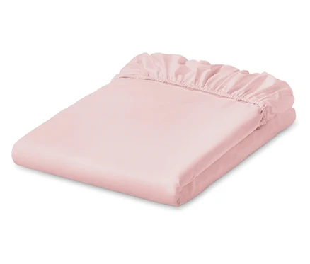 Drap-housse rose plié sur fond blanc.