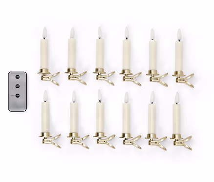 Douze bougies LED avec clips et télécommande sur fond blanc.