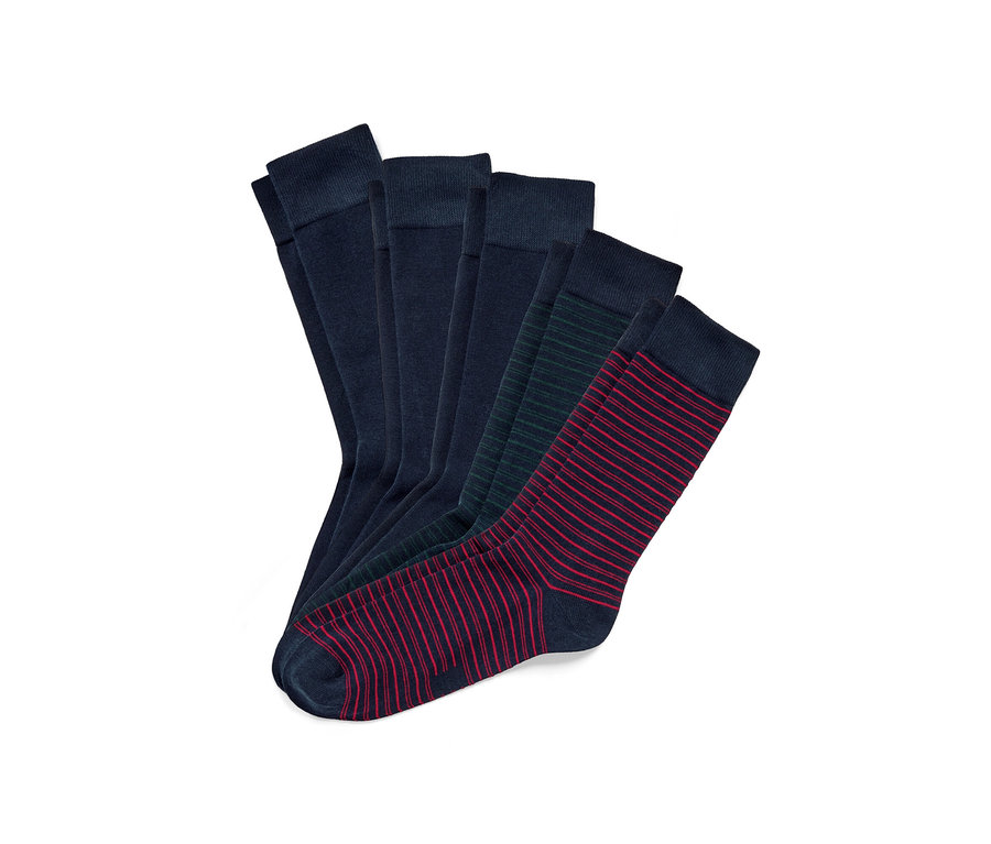 Cinq paires de chaussettes de différentes couleurs.