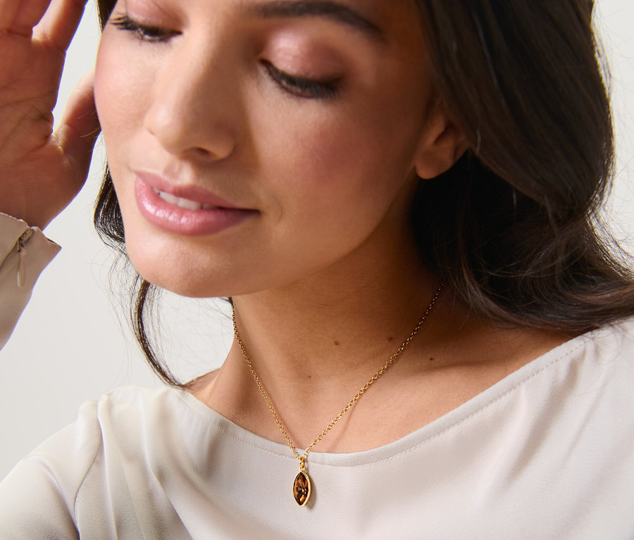 Femme portant une chaîne avec un cristal navette.