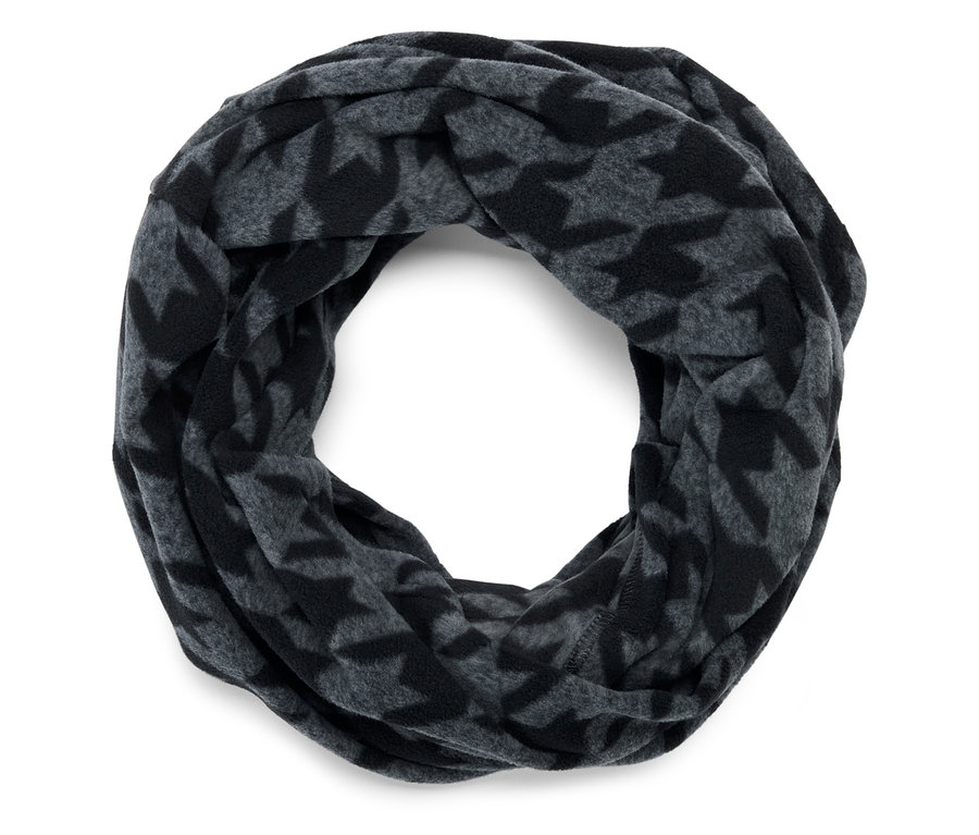 Une écharpe tube grise avec un motif pied-de-poule noir.