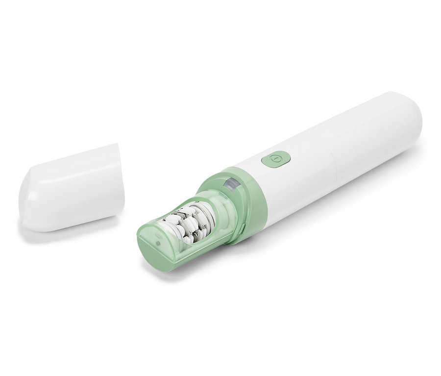 Une lime à pieds électronique blanche avec des accents verts est posée sur un fond blanc avec son capuchon de protection retiré.