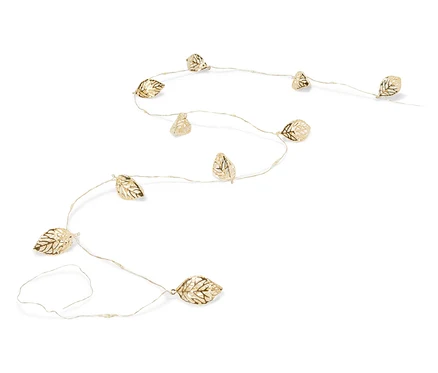 Guirlande lumineuse en forme de feuilles dorées sur fond blanc.