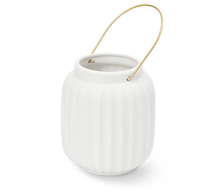 Vase en céramique blanche avec une surface rainurée et une anse dorée.