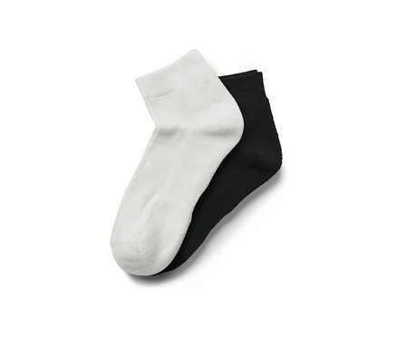 Deux paires de socquettes de sport COOLMAX®, une blanche et une noire, superposées.