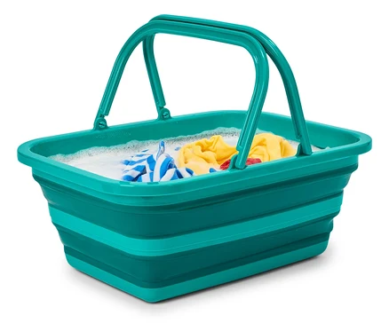 Panier à linge turquoise rempli d'eau et de linge.