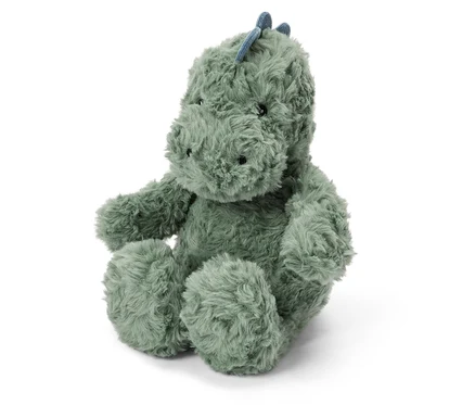 Une peluche de dinosaure verte et moelleuse avec des pointes bleues assise sur un fond blanc.
