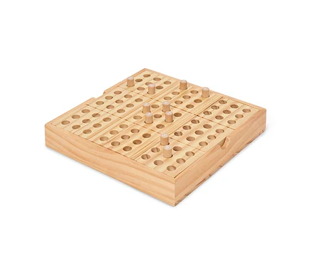Jeu de société en bois avec des chevilles numérotées sur fond blanc.