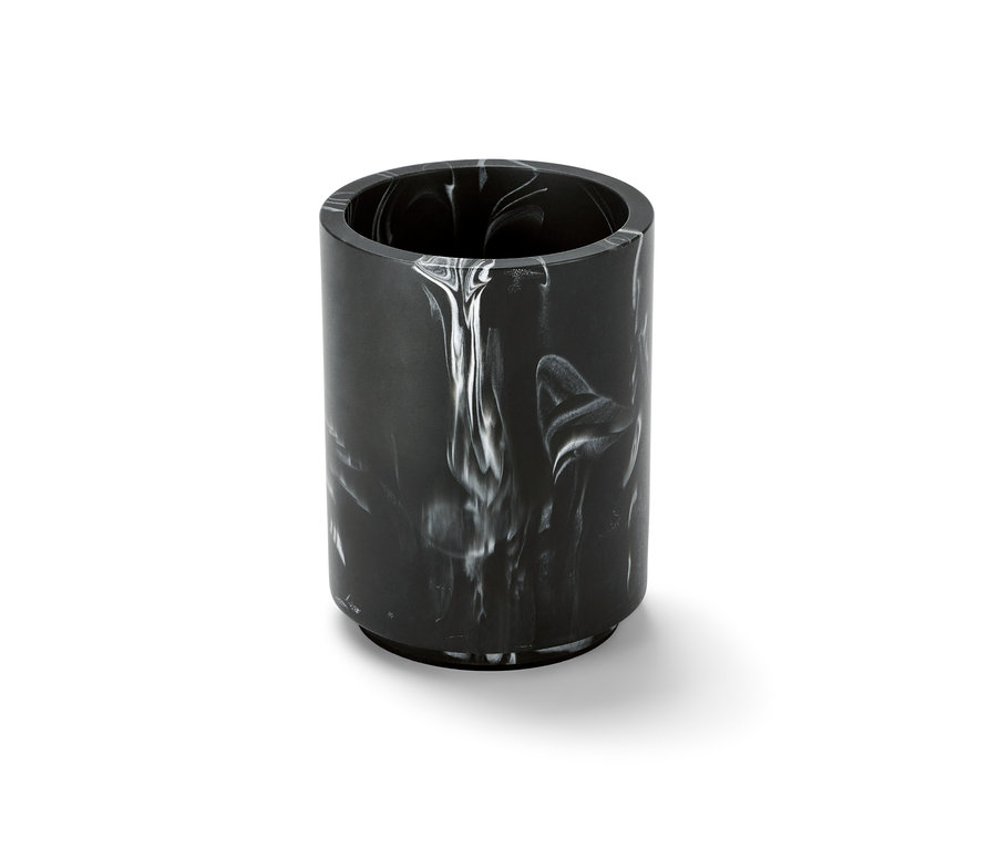 Pot finition marbrée en noir et blanc.