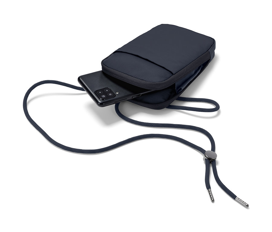 Pochette antigel bleu foncé pour téléphone portable avec un téléphone noir à l'intérieur.