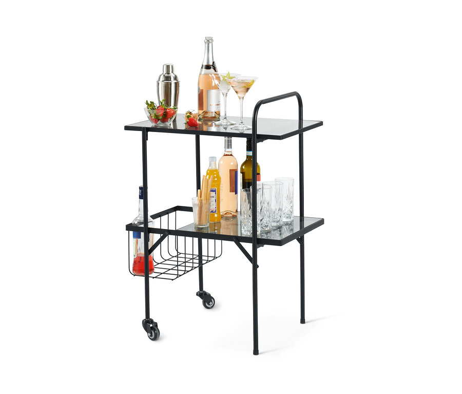 Une desserte de cuisine noire à deux étages avec des boissons et des verres.