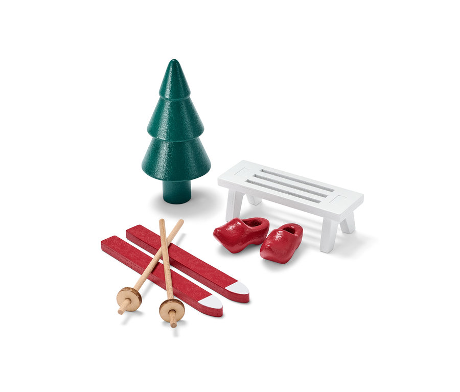 Accessoires pour porte de lutin : Arbre vert, skis rouges avec bâtons, chaussures rouges et banc blanc.