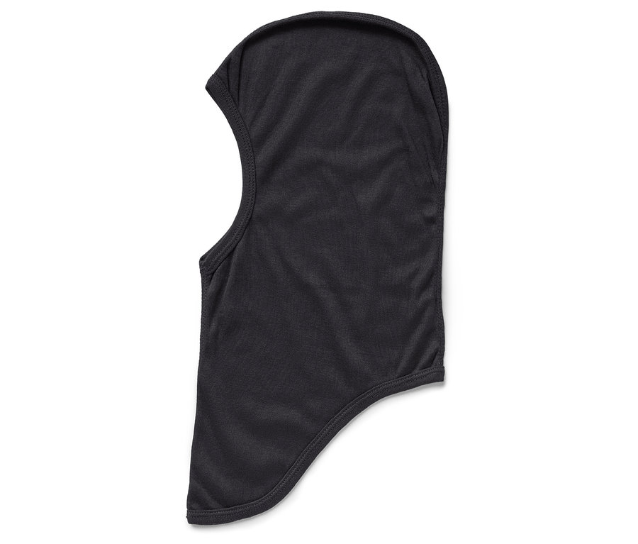 Cagoule noire sur fond blanc.