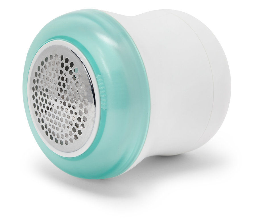 Gros plan d'un anti-bouloche avec un accent bleu-vert sur un fond blanc.