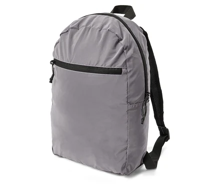 Sac à dos gris avec fermeture éclair et bretelles noires, posé de côté sur fond blanc.