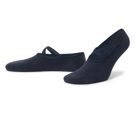 Deux chaussons de ballet bleu marine avec des brides croisées sur fond blanc.