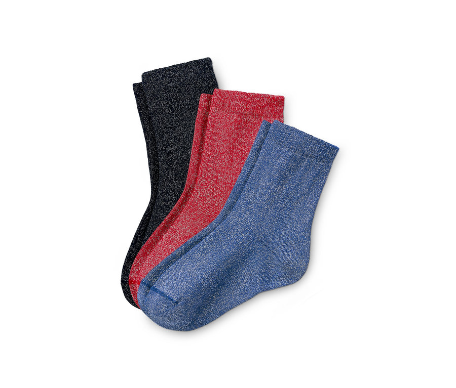 Trois paires de chaussettes scintillantes en noir, rouge et bleu.