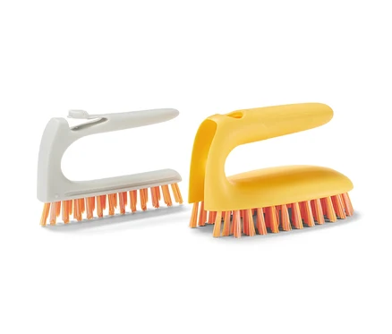 Deux brosses à sols et carrelage 2 en 1 : une grise et une jaune.