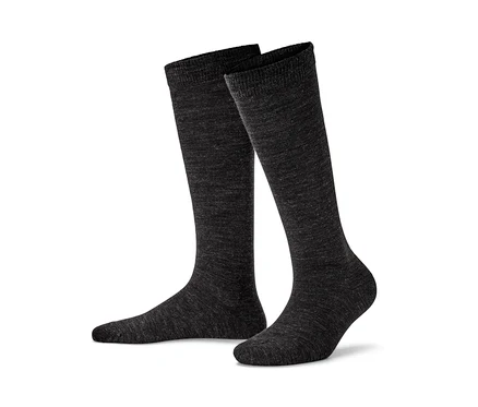 Deux paires de chaussettes hautes grises avec de la laine mérinos.