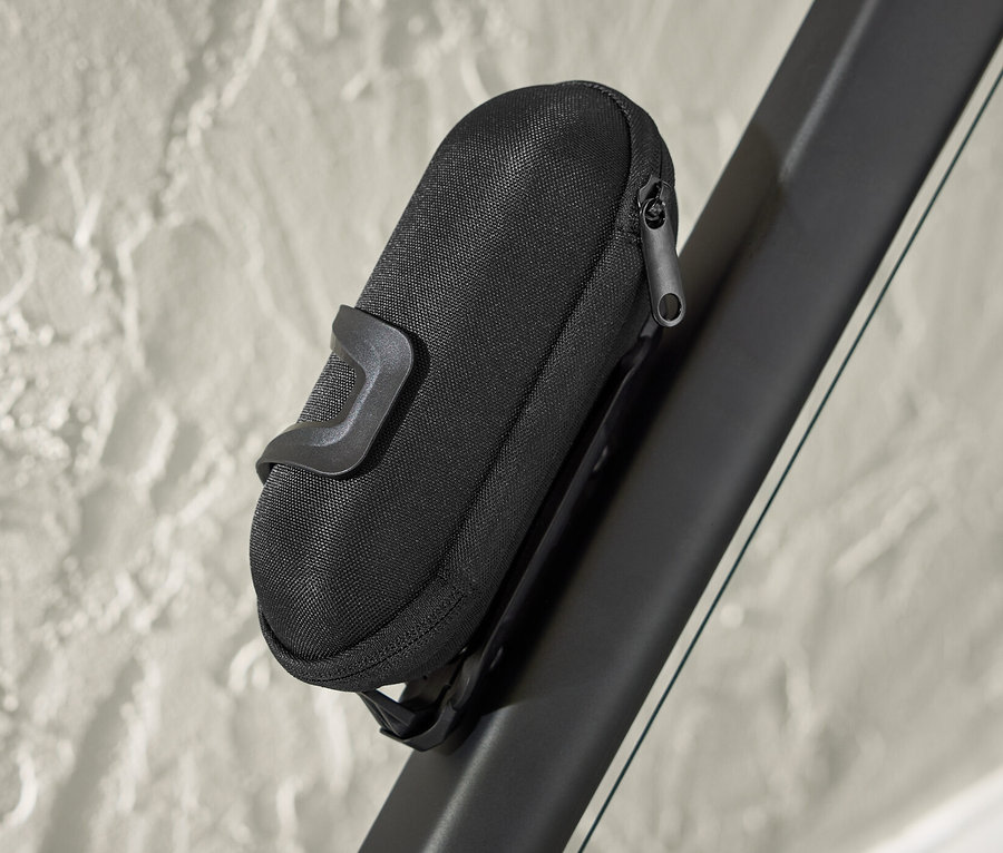 Une boîte noire pour porte-bidon est fixée au cadre d'un vélo.