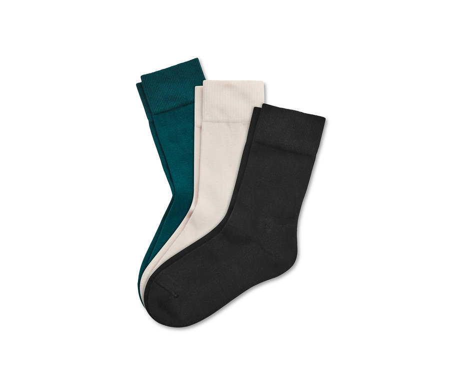 Trois paires de chaussettes noires, émeraude et beiges.
