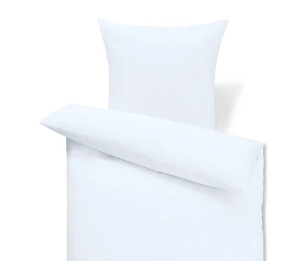 Linge de lit blanc avec oreiller et couette.