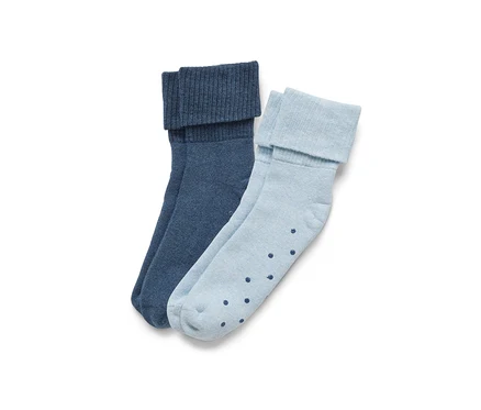 Deux paires de chaussettes antidérapantes : une paire bleu foncé et une paire bleu clair à pois bleu foncé.