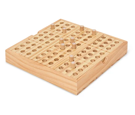 Jeu de société en bois avec des chevilles numérotées sur fond blanc.