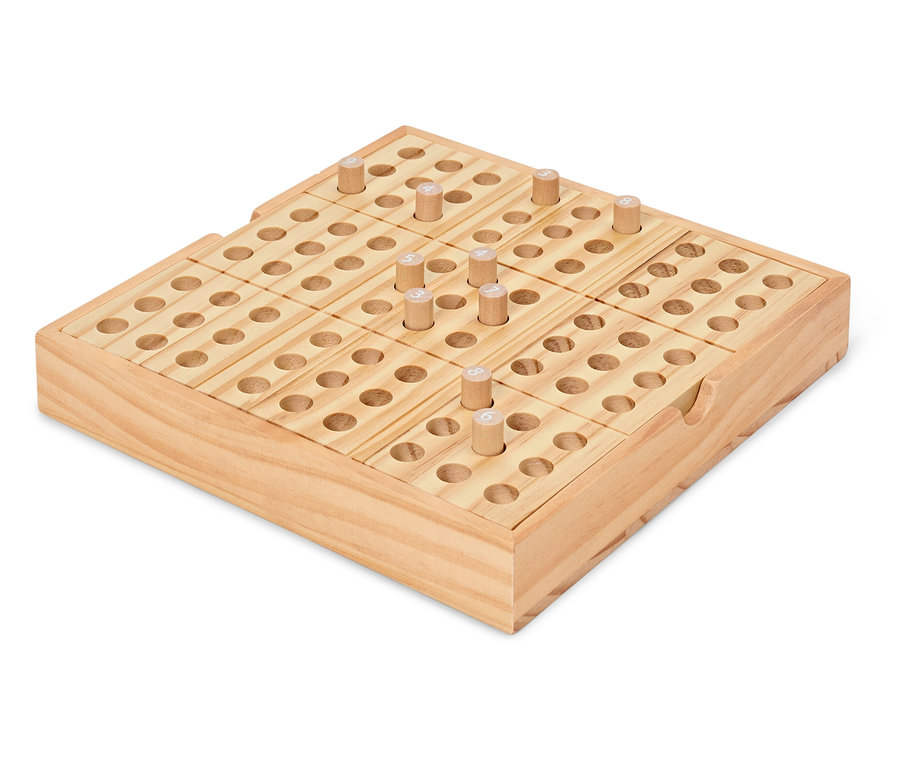 Jeu de société en bois avec des chevilles numérotées sur fond blanc.