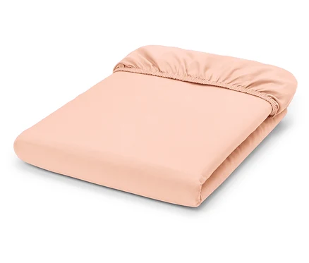 Un drap-housse couleur saumon plié est posé sur un fond blanc.