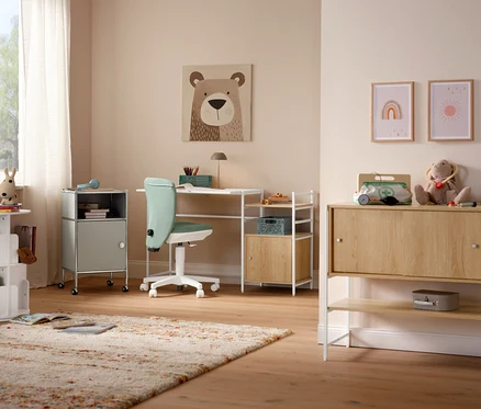 Une chaise menthe Topstar Sitness »Home S'cool« est placée devant un bureau. Un tapis beige »Himalaya« est posé sur le sol.
