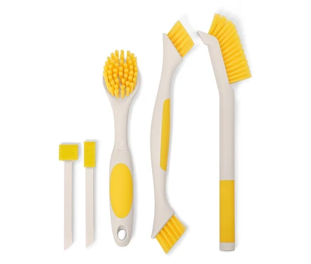 Cinq brosses de nettoyage avec des poils et des manches jaunes sont posées sur un fond blanc.