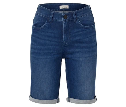 Gros plan d'un short en jean bleu.