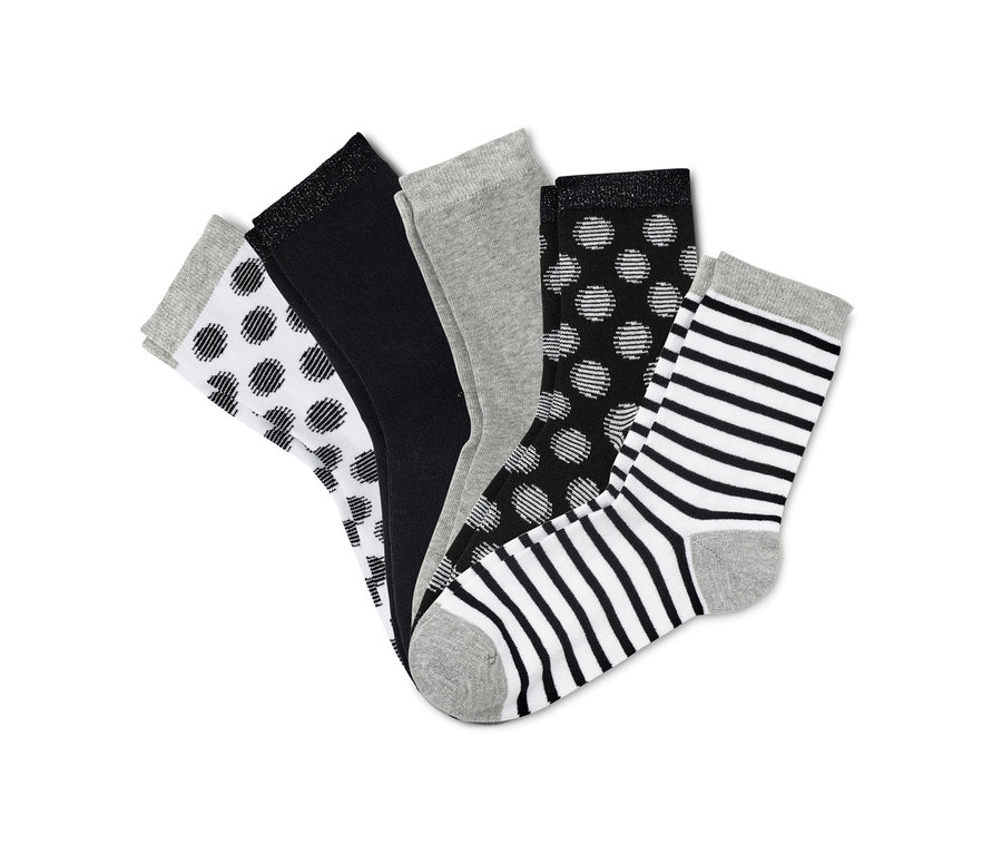 Cinq paires de chaussettes avec du fil scintillant en noir, blanc et gris.