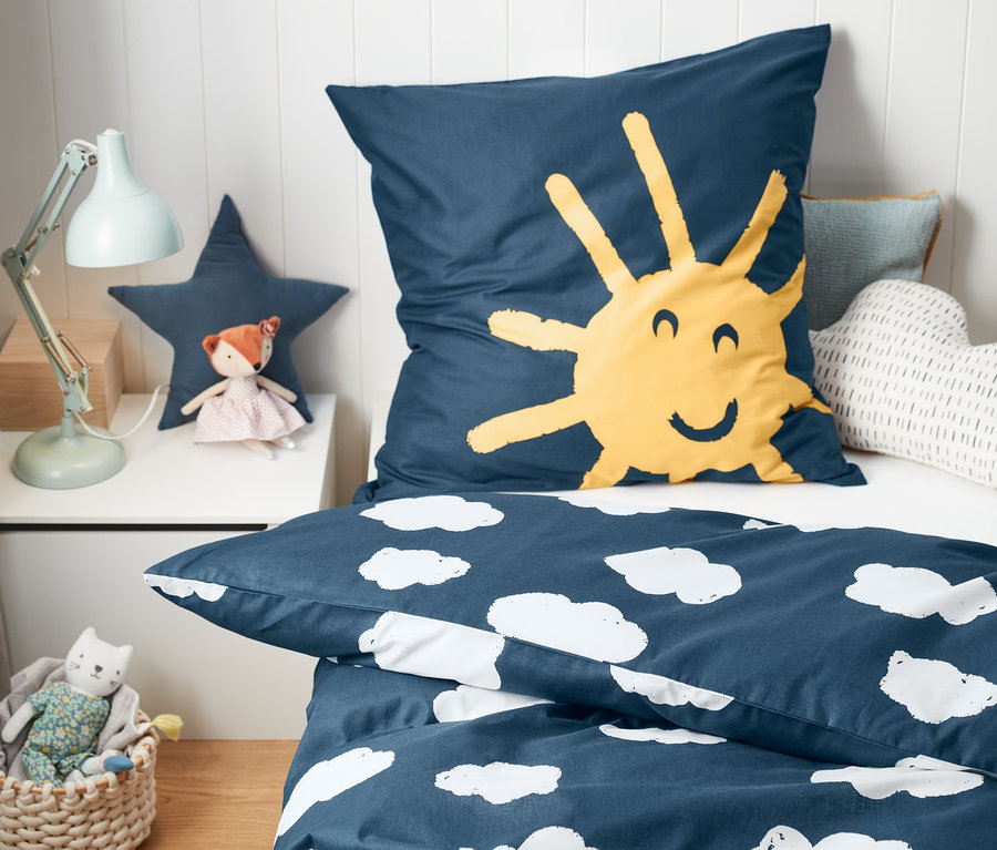Parure de lit en renforcé en coton bio avec motif nuages et coussin soleil.