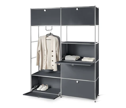 Système d'armoires en métal gris « CN3 » avec un pull sur un cintre, des chaussures et des vêtements pliés.