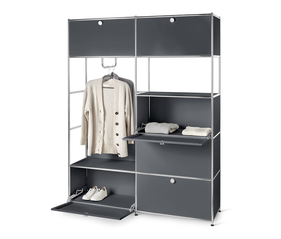 Système d'armoires en métal gris « CN3 » avec un pull sur un cintre, des chaussures et des vêtements pliés.