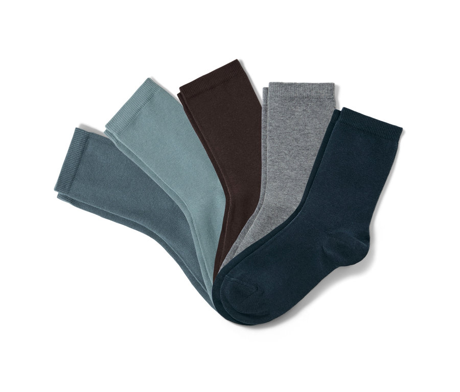 Cinq paires de chaussettes enfant dans les tons de bleu, marron et gris sur fond blanc.