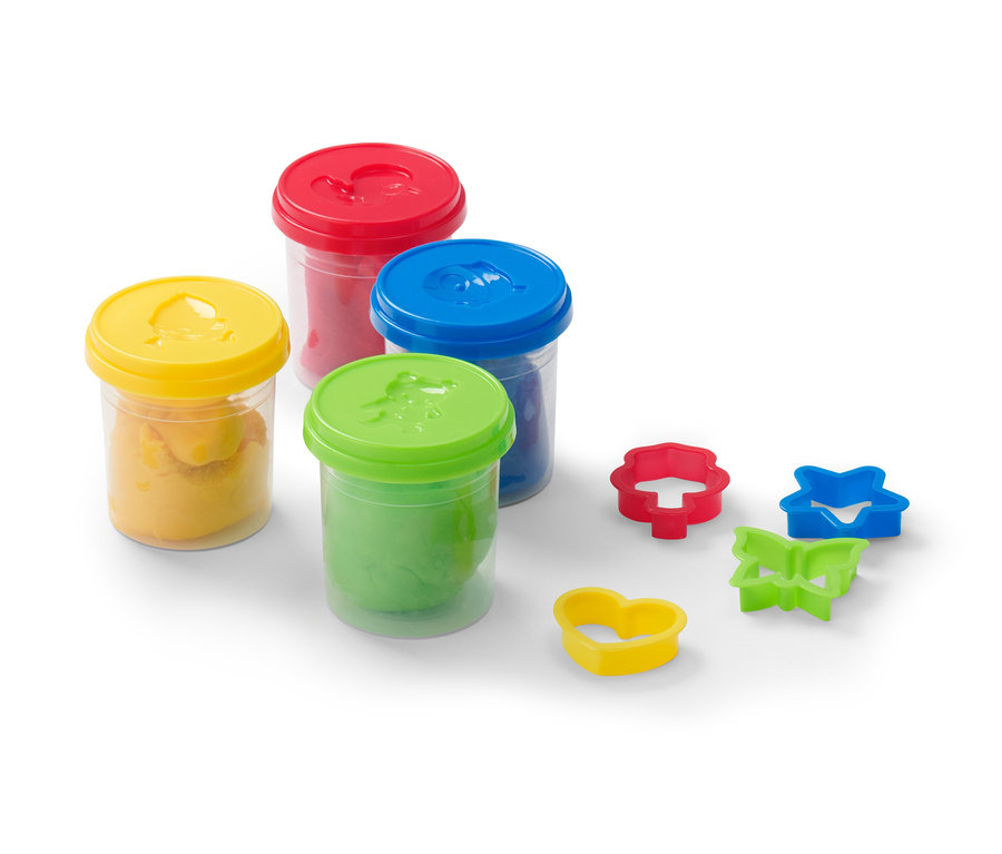 Quatre pots de kit de pâte à modeler en jaune, vert, rouge et bleu, ainsi que des emporte-pièces en forme de cœur, de papillon, de fleur et d'étoile.
