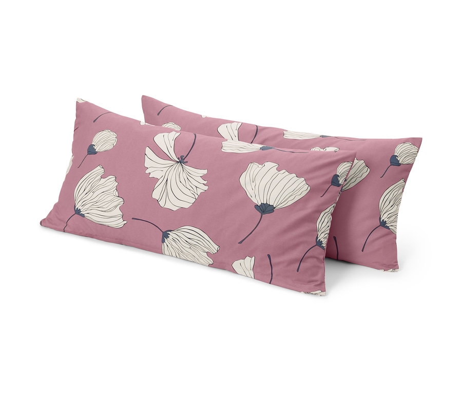 Deux taies d’oreiller en microfibre à motif floral sur fond violet clair.