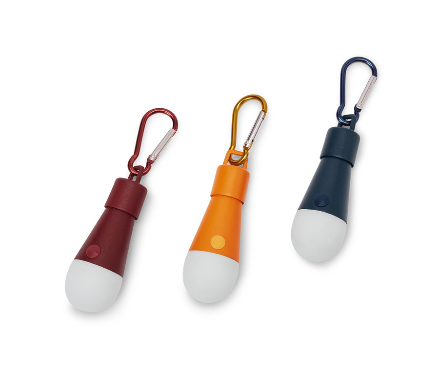 Trois lampes décoratives à LED avec mousquetons en marron, orange et bleu.